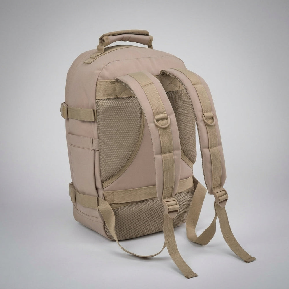 Zwarte compacte 30 liter reisrugzak met voorvakken, perfect als weekendtas of vliegreis handbagage.