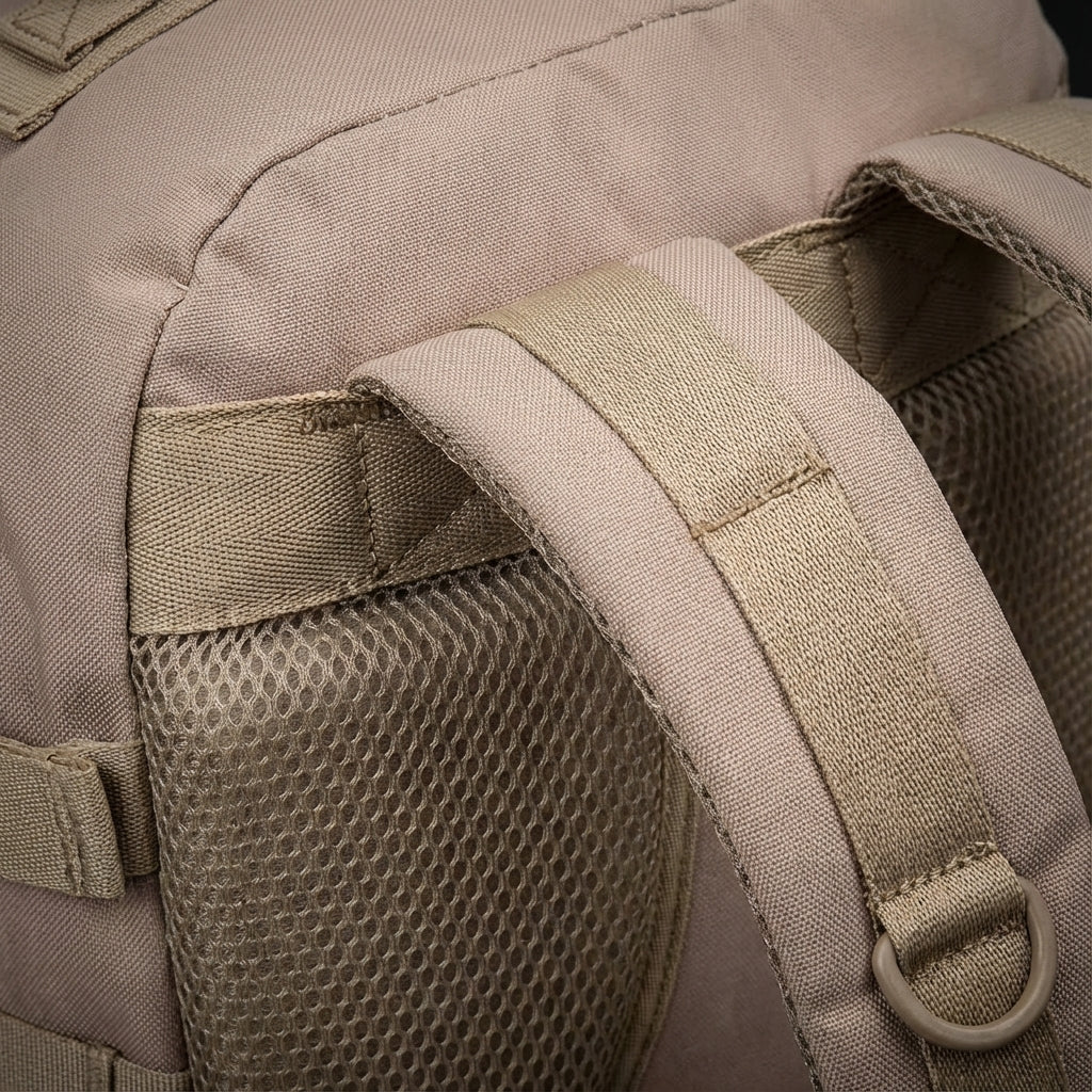 Slanke 30 liter reisrugzak die voldoet aan handbagage maten, perfect voor efficiënte organisatie.