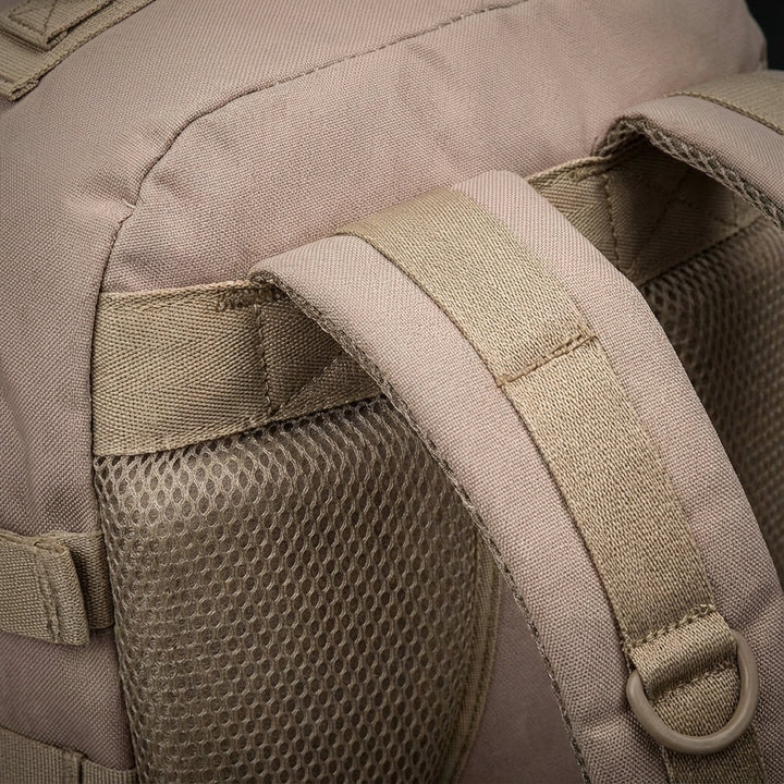 Slanke 30 liter reisrugzak die voldoet aan handbagage maten, perfect voor efficiënte organisatie.