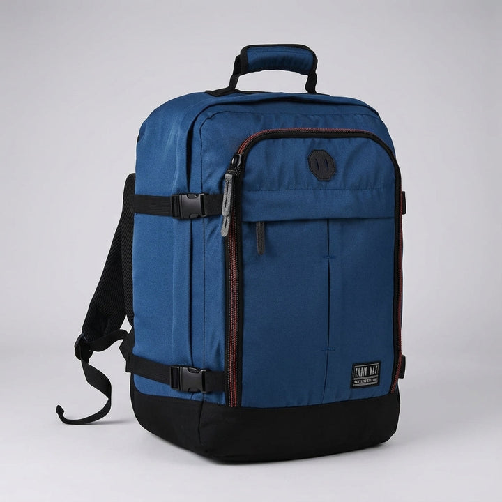 Georganiseerde binnenkant van de compacte 30 liter reisrugzak, met meerdere vakken voor handbagage.