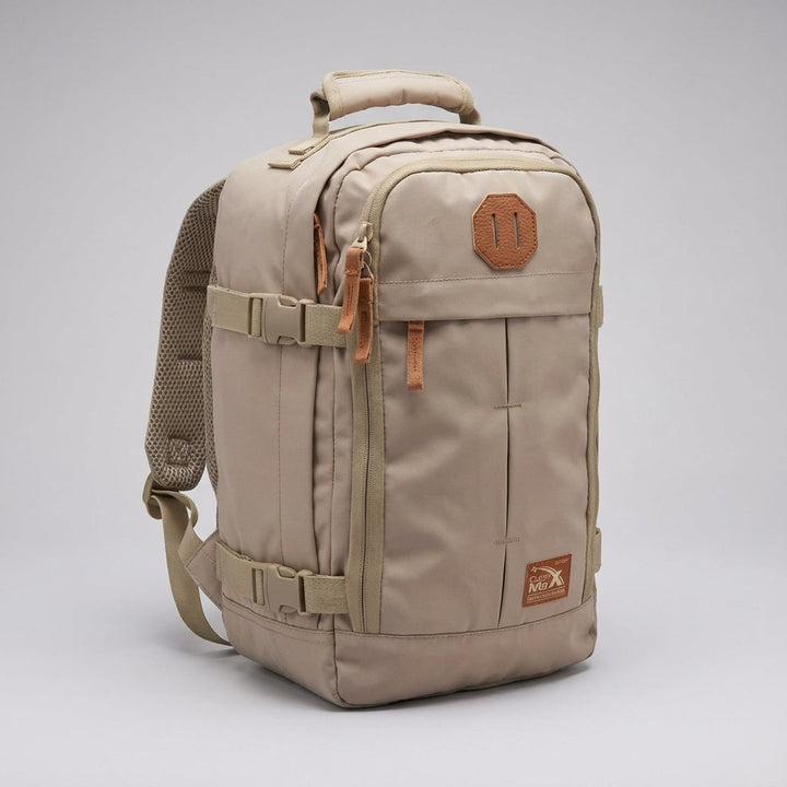Dame draagt de lichtgewicht 30 liter reisrugzak als handbagage, perfect voor vliegreizen.