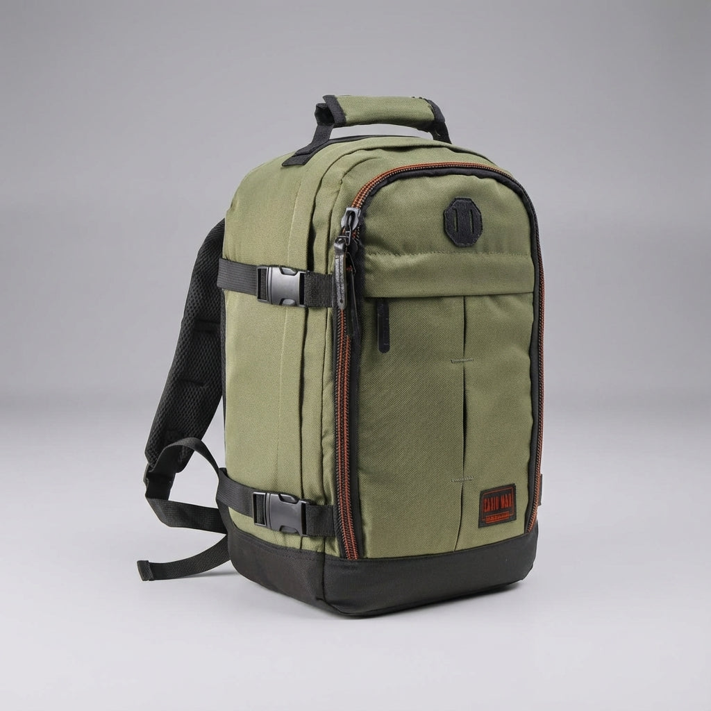 Man draagt de compacte 30 liter backpack comfortabel op reis, ideaal als weekendtas.