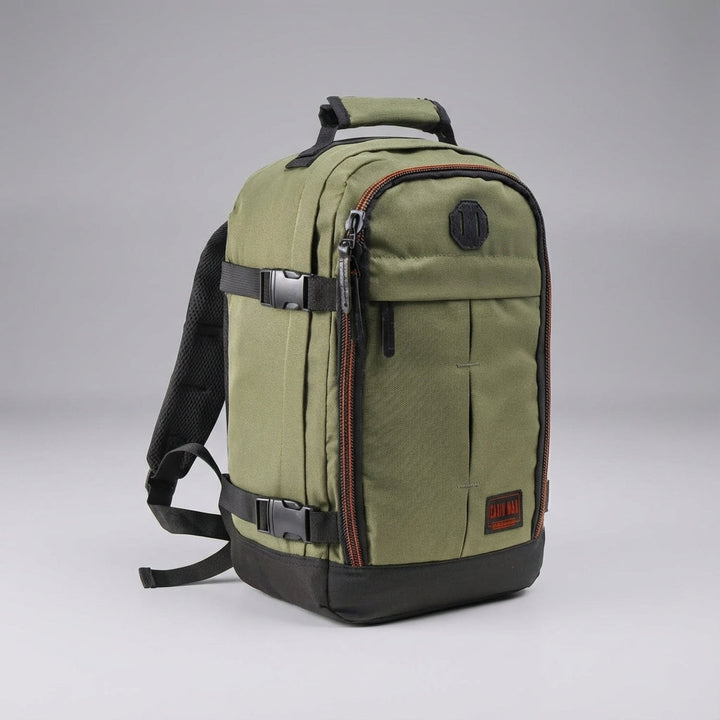 Man draagt de compacte 30 liter backpack comfortabel op reis, ideaal als weekendtas.