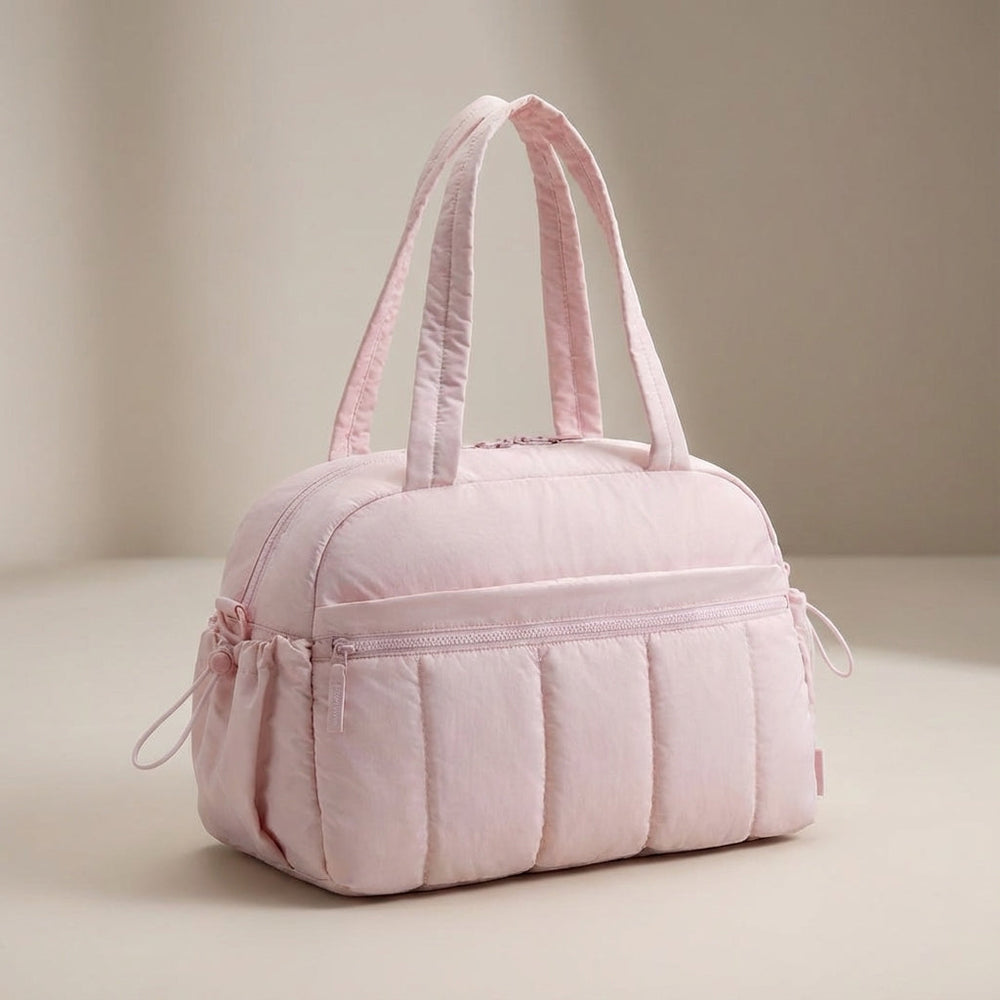 Stijlvolle unisex Aerelle duffeltas gedragen, perfect als lichtgewicht weekendtas of extra reistas voor dames en heren.