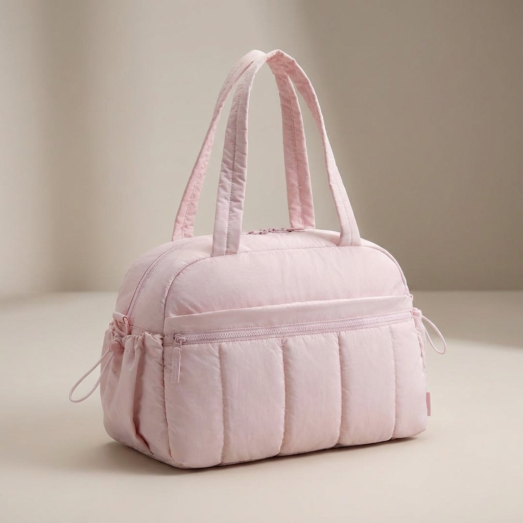 Stijlvolle unisex Aerelle duffeltas gedragen, perfect als lichtgewicht weekendtas of extra reistas voor dames en heren.