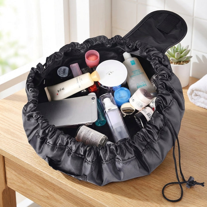 Compacte CarryFold trekkoord cosmetica organizer plat opengelegd met make-up. Ideaal voor thuis en reizen.