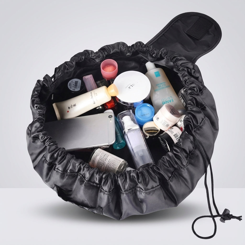 Draagbare CarryFold trekkoord make-up tas gesloten, compact en klaar voor reis. Perfecte beauty organizer.
