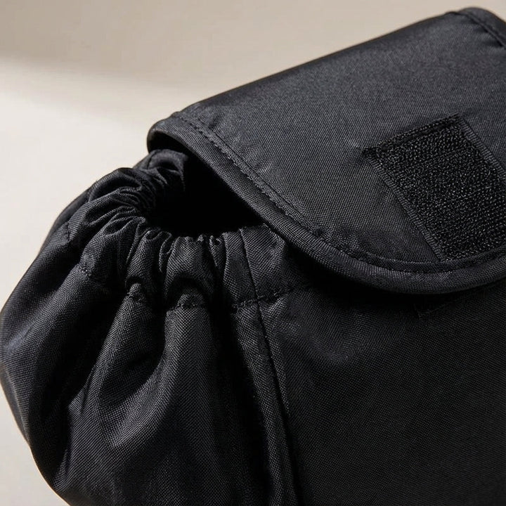 Ruime trekkoord cosmetica organizer voor opbergen van make-up en toiletartikelen. Handig voor reizen of thuisgebruik.