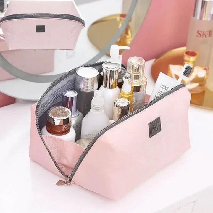 Dames reisaccessoire: de Packify toilettas, een compacte nylon opbergtas voor cosmetica en georganiseerd reizen.