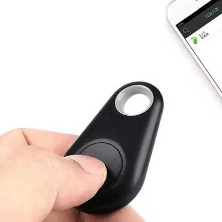 GPS tracker naast sleutels, handig voor het volgen van waardevolle bezittingen.