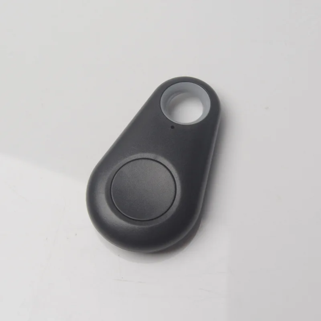 Gezin geniet buiten, wetende dat de kinderen veilig zijn dankzij de GPS tracker.