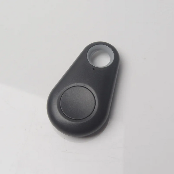 Gezin geniet buiten, wetende dat de kinderen veilig zijn dankzij de GPS tracker.