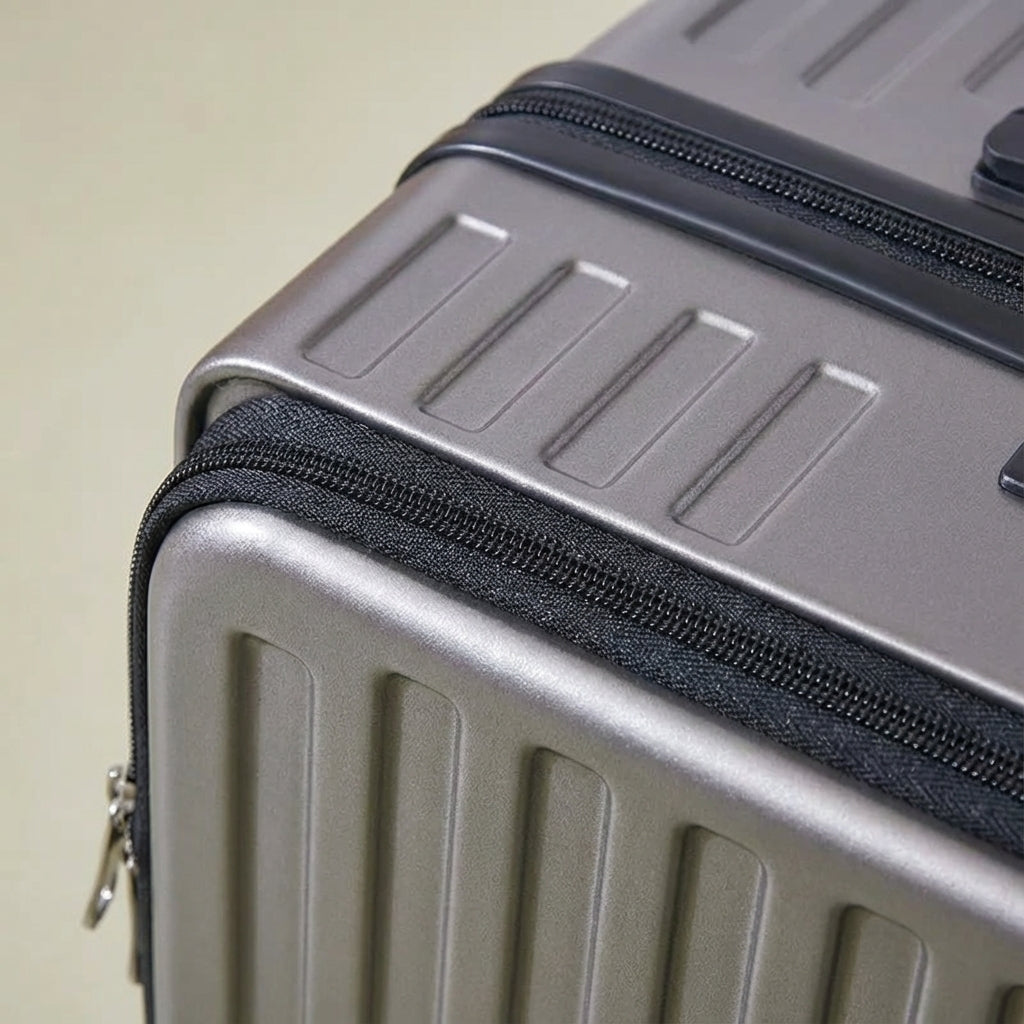 Handbagage koffer met voorvak voor laptop, perfect voor snelle toegang en efficiënt reizen.