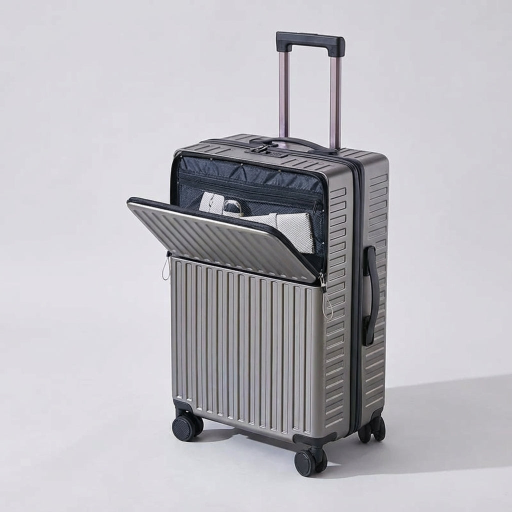 Compacte handbagage spinner koffer met ruim voorvak voor laptop en reisbenodigdheden.