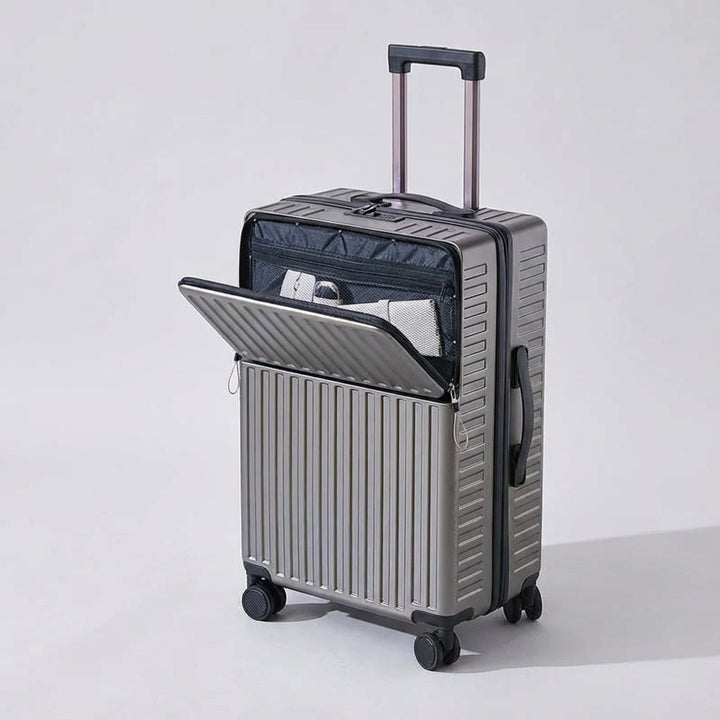 Compacte handbagage spinner koffer met ruim voorvak voor laptop en reisbenodigdheden.