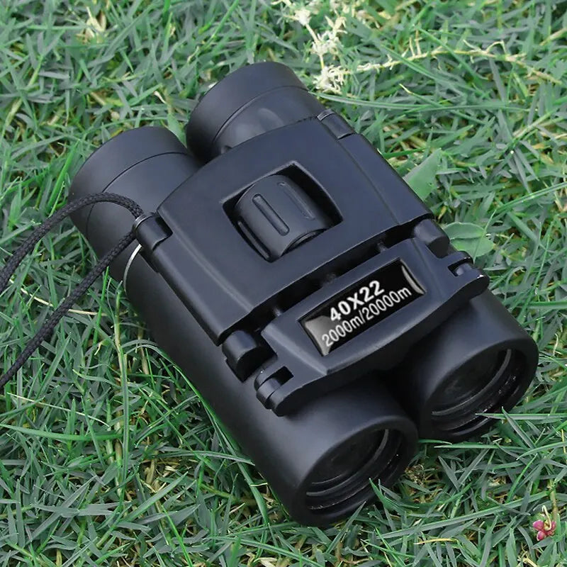 Man gebruikt 40x22 HD verrekijker tijdens jacht voor wildobservatie in de natuur.