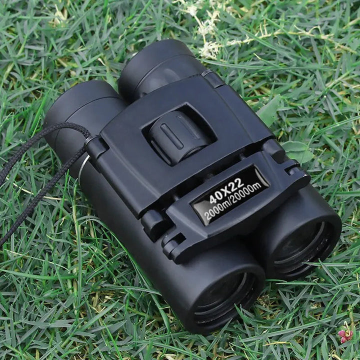 Man gebruikt 40x22 HD verrekijker tijdens jacht voor wildobservatie in de natuur.