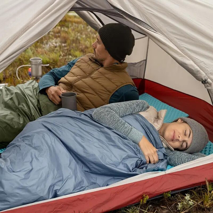 Lichtgewicht en compacte slaapzak, ideaal voor wandelen en reizen. Ademend materiaal voor optimaal slaapcomfort outdoor.