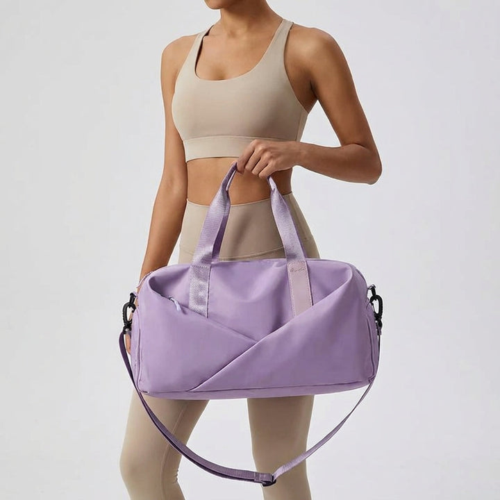 Compacte Movella gymtas afgebeeld met sportspullen. Handige, lichtgewicht sporttas voor heren en dames.