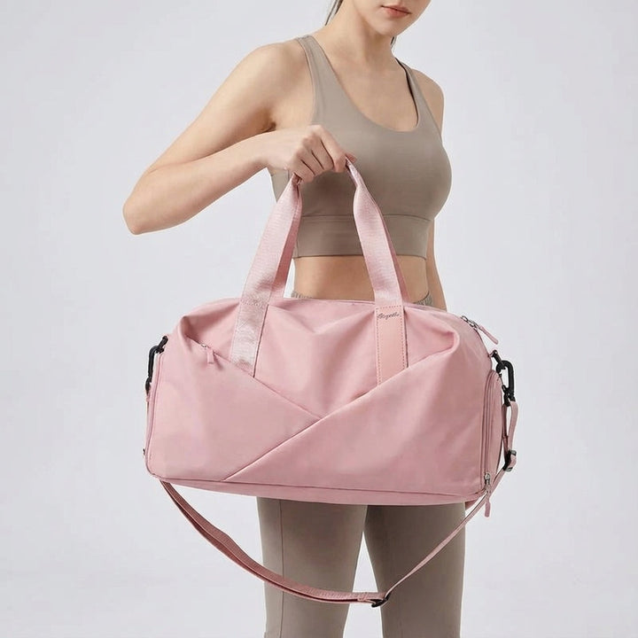 Movella weekendtas als bagage op reis. Multifunctionele, compacte duffeltas voor korte trips.