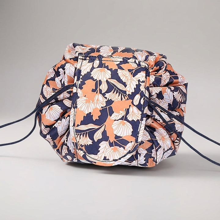Veelzijdige compacte opbergtas. Kan gebruikt worden als make-up tas of toilettas voor reizen.