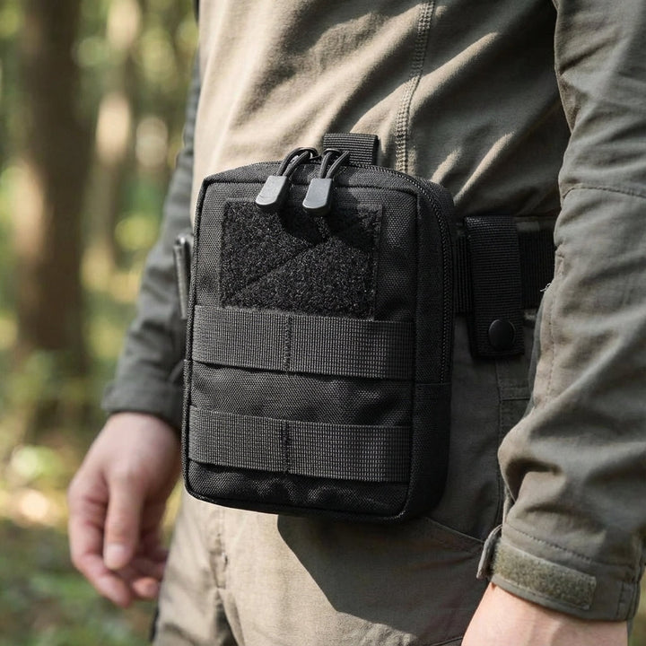 Compacte tactische heuptas organizer van duurzaam nylon, ideaal voor outdoor, wandelen en reizen met molle systeem.