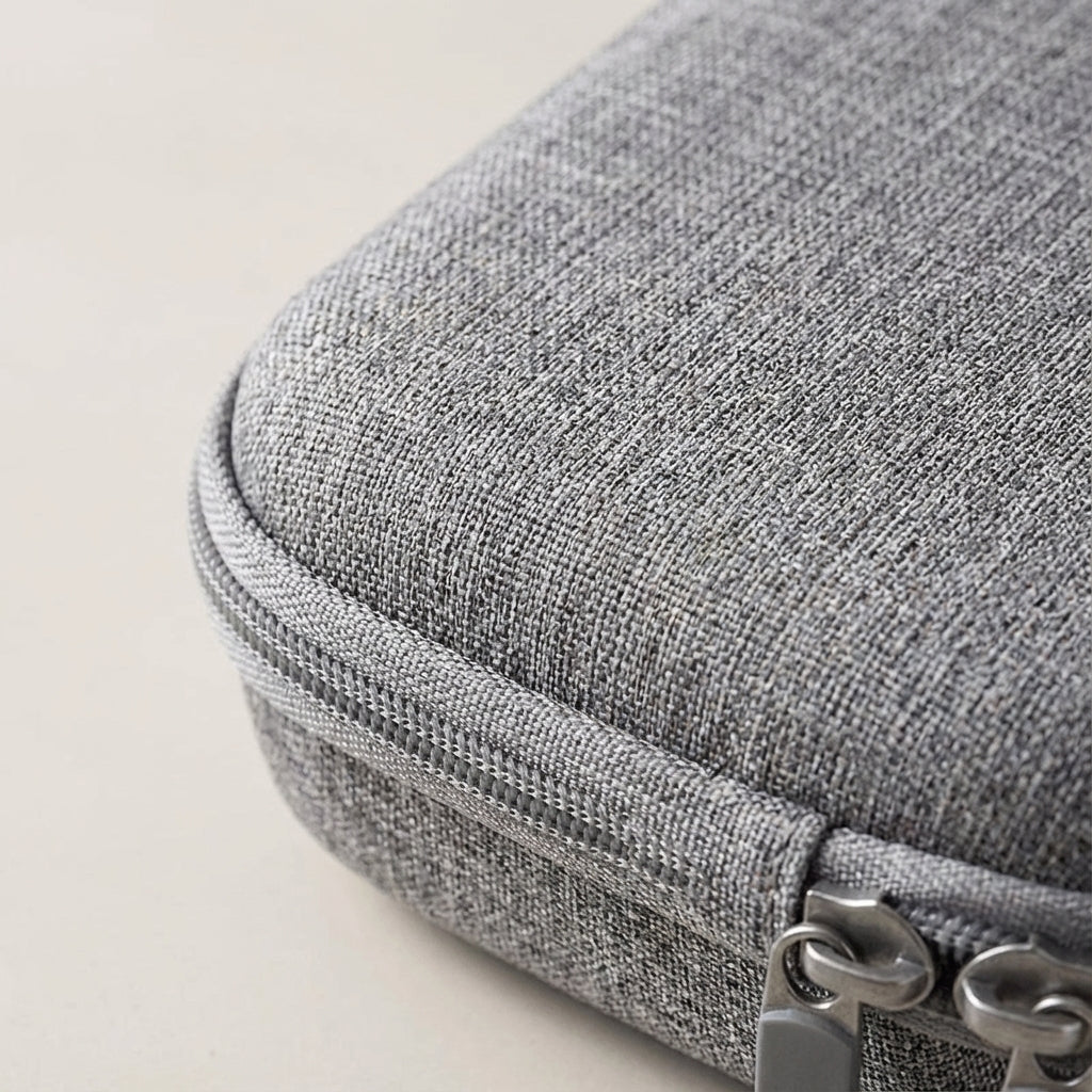 Reisaccessoire: compacte organizer van Travellox met vakken voor USB-kabels, oordopjes en elektronische gadgets.