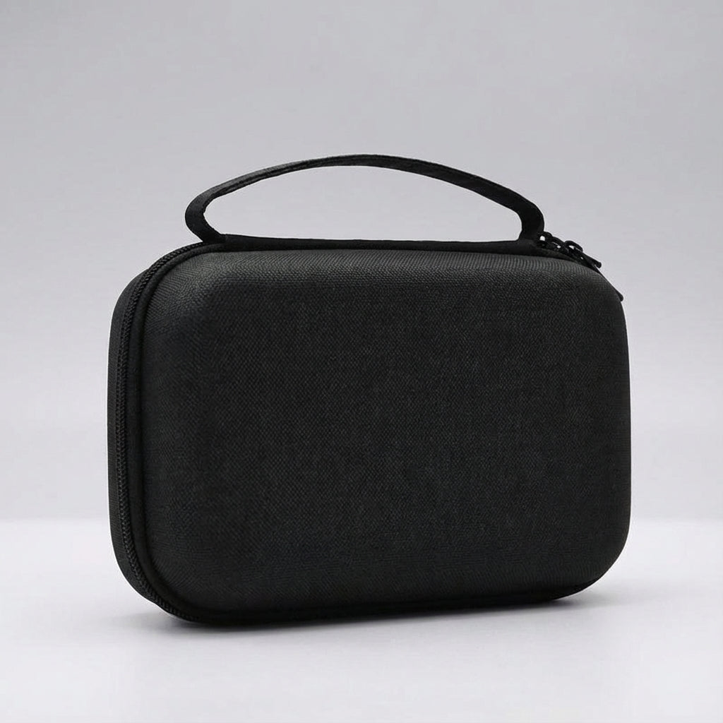 Zwarte Travellox compacte reis organizer voor elektronica. Ideaal voor het veilig opbergen van je essentiële reis gadgets.