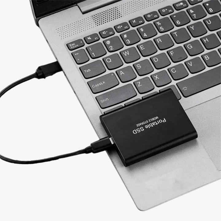 "Compacte UltraDrive externe SSD met 16TB opslag, zilveren behuizing, USB-C compatibel, draagbaar en schokbestendig."