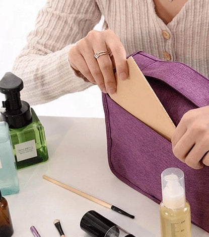 Essentiële reis organizer: hangende toilettas voor compact opbergen van badkamer items.