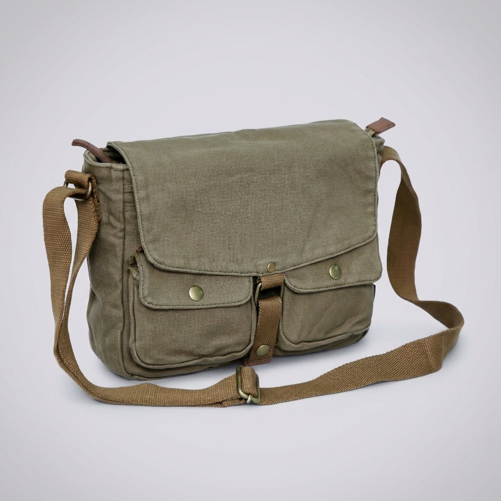 Zijaanzicht van de Carryforge vintage crossbody tas met verstelbare schouderriem, perfect voor onderweg.