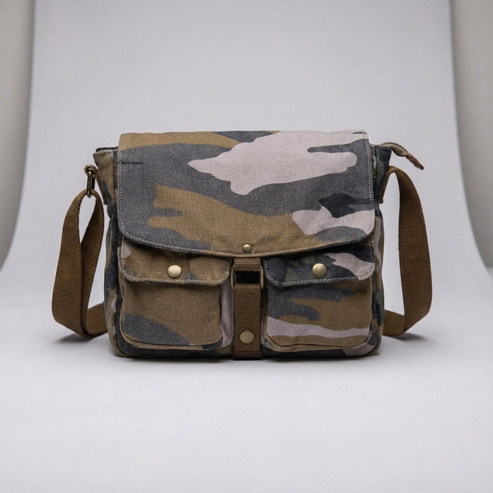 Duurzame vintage reistas: Carryforge crossbody tas ligt klaar voor avontuur, compact en functioneel.