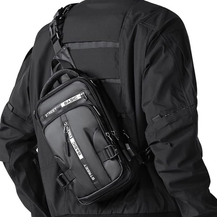 Compacte UrbanLite unisex crossbody sling rugzak van duurzaam zwart nylon.