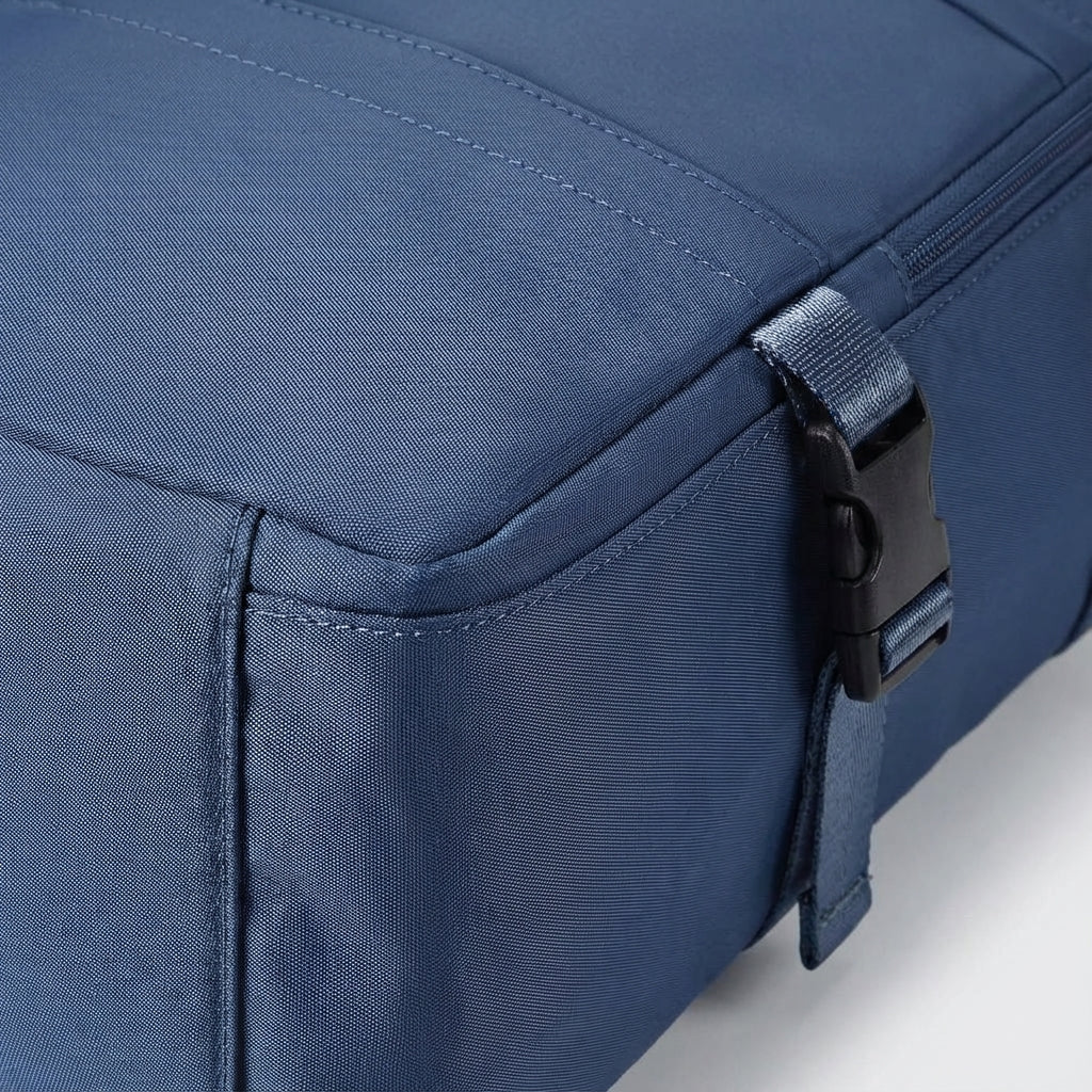 Handige compacte SkyGuardBag rugzak voor reizen, waterbestendig en geschikt als handbagage.