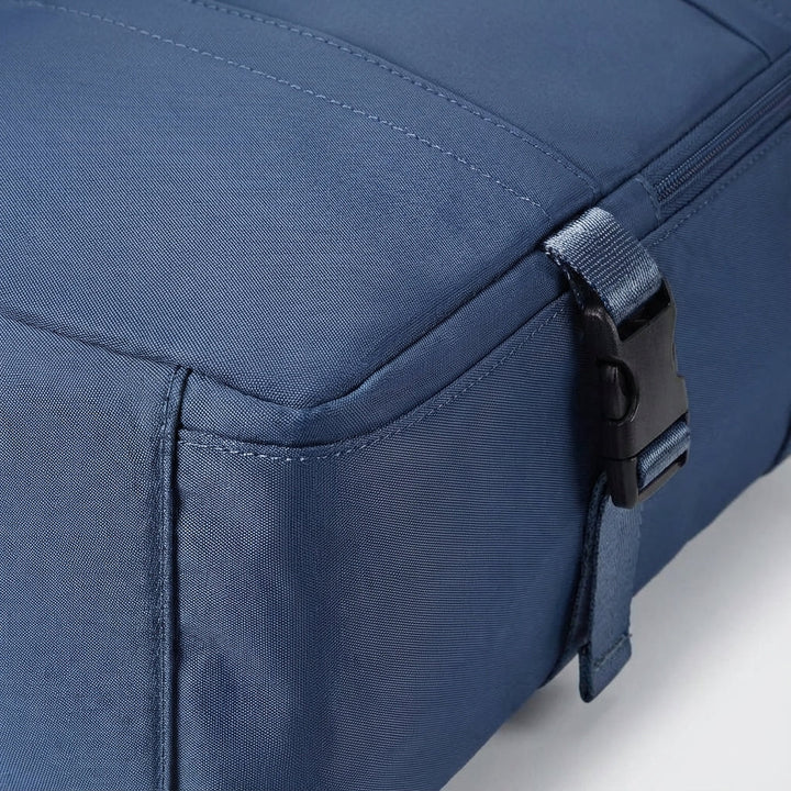 Handige compacte SkyGuardBag rugzak voor reizen, waterbestendig en geschikt als handbagage.
