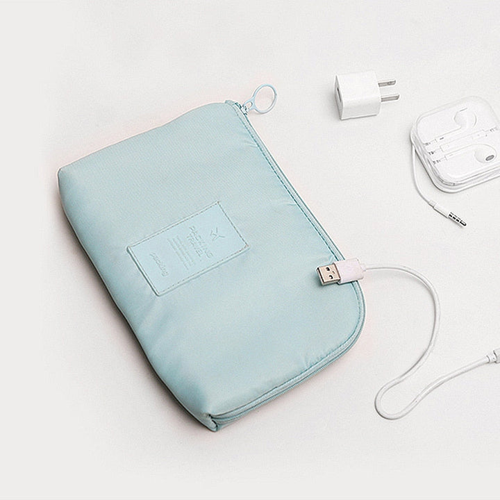 Waterdichte kabel organizer voor het veilig opbergen van opladers, headsets en elektronische accessoires op reis.
