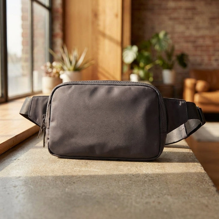 Compacte zwarte nylon heuptas, lichtgewicht en praktisch voor dagelijkse essentials. Ideaal voor onderweg.