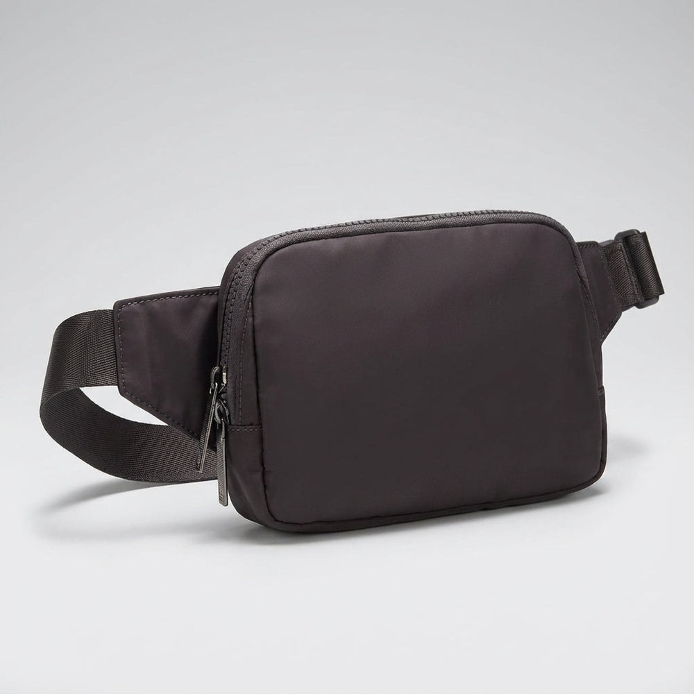 Unisex nylon heuptas of fannypack, gedragen als crossbody. Perfect voor reizen en actieve dagen.