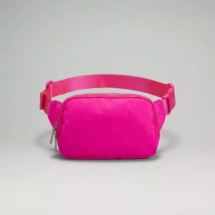 Gedetailleerde weergave van de stevige ritssluiting op de weerbestendige nylon heuptas, beschermt inhoud.