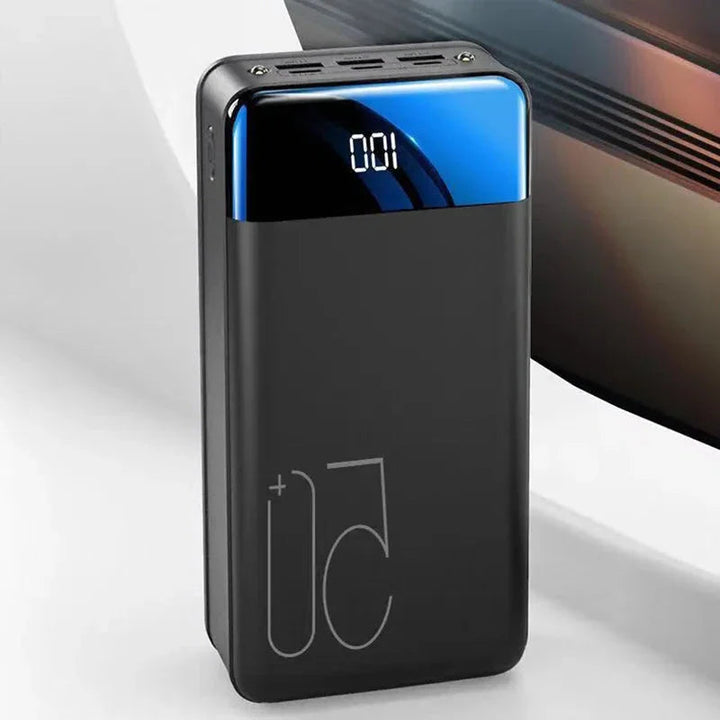 "Compacte, zwarte powerbank met 50000 mAh capaciteit, meerdere USB-poorten en LED-indicatoren, ideale draagbare oplader."