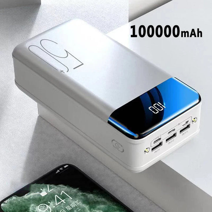 "Compacte, zwarte powerbank met 50000 mAh capaciteit, meerdere USB-poorten en LED-indicatoren, ideale draagbare oplader."