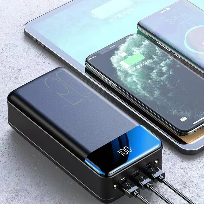 "Compacte, zwarte powerbank met 50000 mAh capaciteit, meerdere USB-poorten en LED-indicatoren, ideale draagbare oplader."