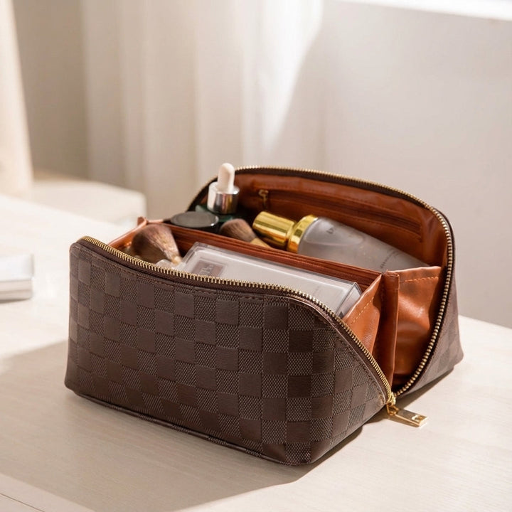 Ruime bruine dames cosmeticatas van polyurethaanleer, waterafstotende beauty organizer voor make-up en toiletartikelen.