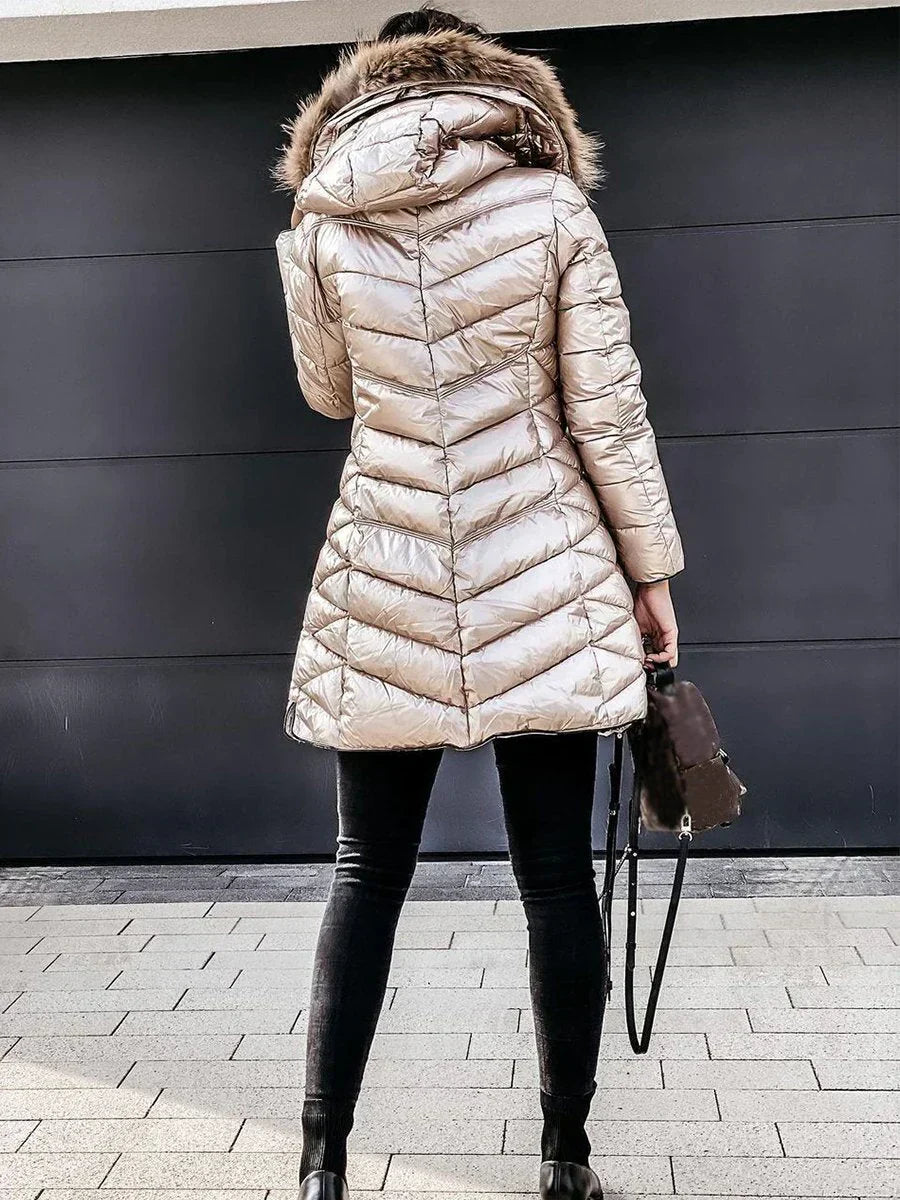 Warme en comfortabele crème dames winterjas met rits. Elegante lange jas voor casual damesmode.