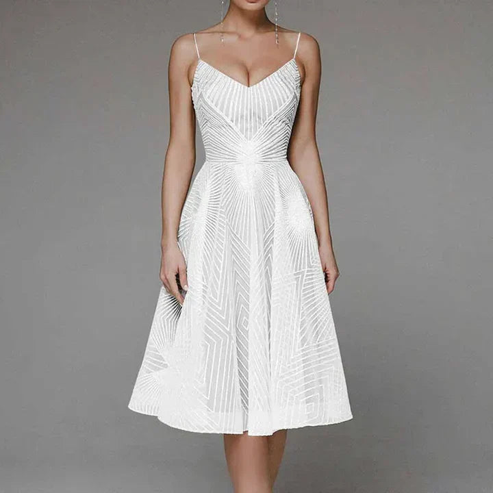 Elegante damesjurk met A-lijn silhouet. Perfecte formele kleding voor gala's en avondgelegenheden.