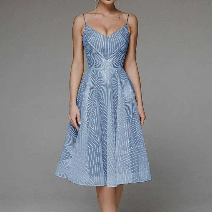 Chique cocktailjurk voor dames; voorzien van een hartvormige halslijn en een flowy A-lijn model.