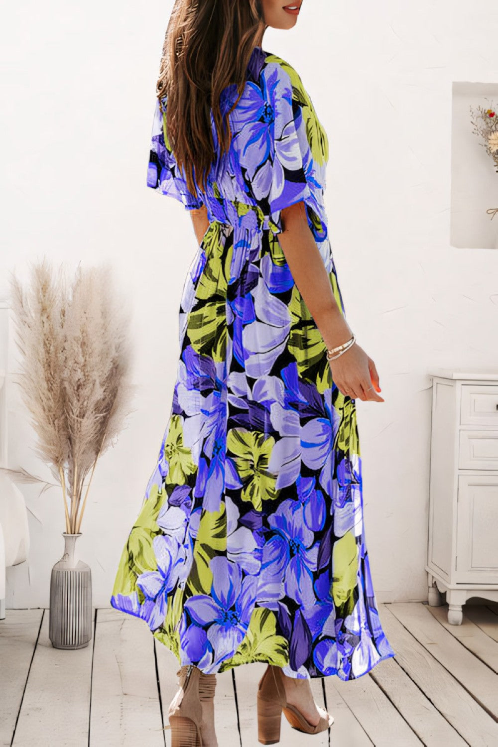Levendige bloemenprint op deze stijlvolle dames A-lijn maxi zomerjurk, een must-have voor de zomer.