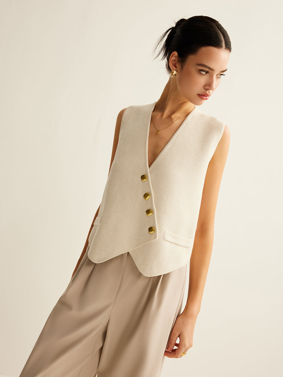 Stijlvol dames asymmetrisch gebreid vest met regular fit en knoopsluiting, perfect voor veelzijdige mode.
