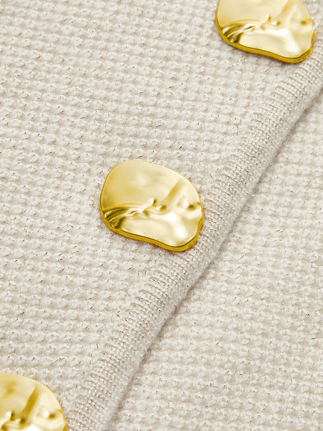 Modern gebreid damesvest met asymmetrische snit en knoopsluiting, essentieel voor stijlvolle mode.