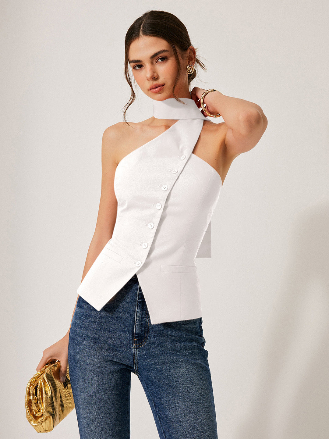 Moderne en elegante dames vesttop met asymmetrische zoom en flatterende halternek.